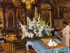 Dekoracja kwiatowa ołtarza w cerkwi