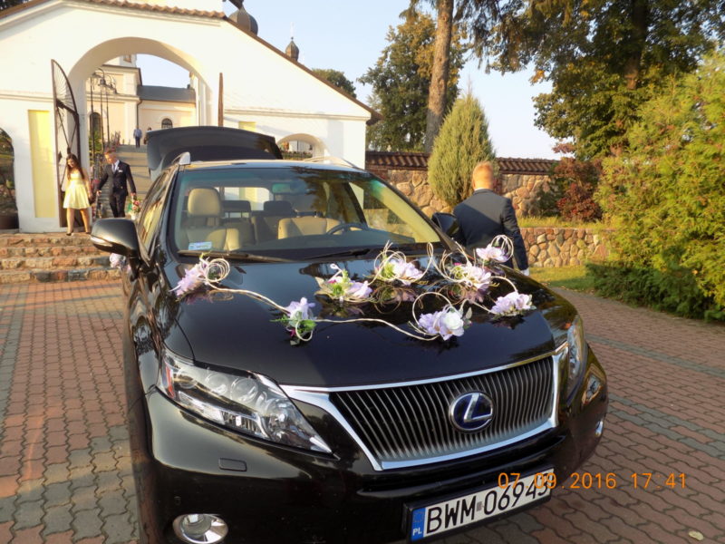 Dekoracja samochodu do ślubu