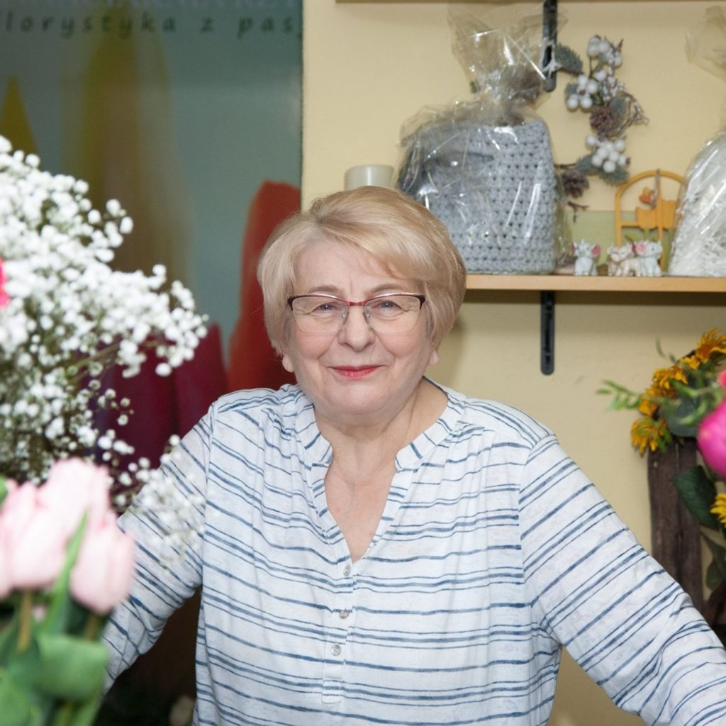 Grażyna Rzymska, właścicielka Kwiaciarni Rzym, w pracowni florystycznej